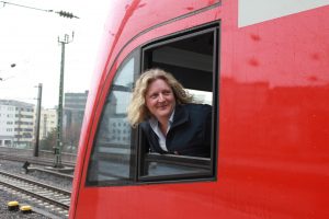 Lokführerin Sonja Holländer wartet auf die Abfahrt ihres RE 1 Richtung Aachen im Kölner Hauptbahnhof.